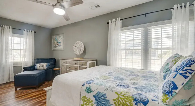 Коттедж с 4 комнатами с балконом Walk to Water: Coastal-chic Home Near Myrtle Beach