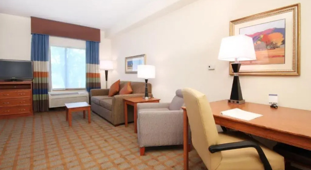 Двухместный люкс Hampton Inn & Suites Ontario