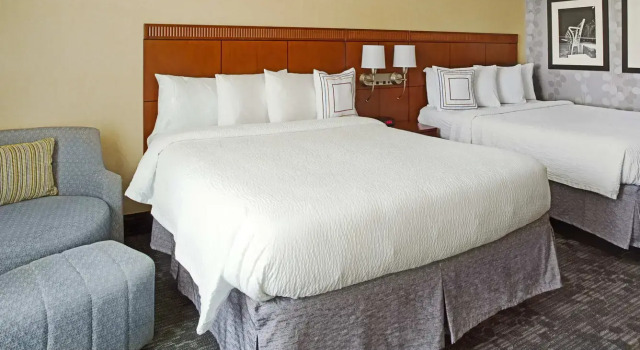 Четырёхместный номер Standard Courtyard by Marriott Aberdeen at Ripken Stadium