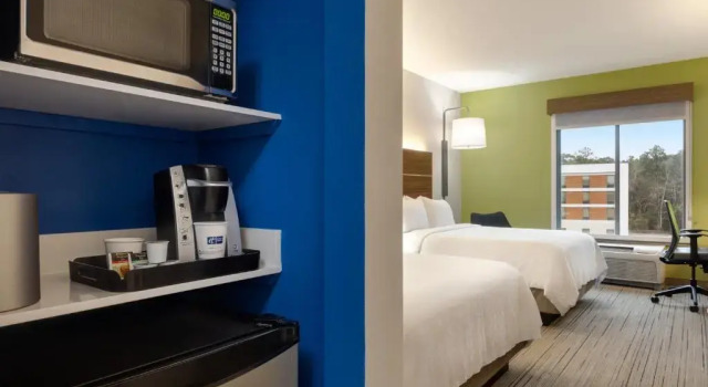 Четырёхместный люкс Holiday Inn Express Hotel & Suites Opelika Auburn by IHG