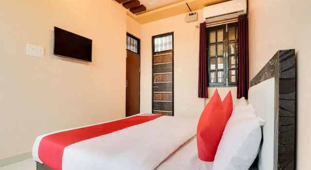Oyo 29246 Surabhi Inn, Забронировать Отель Лакхнау штат Уттар-Прадеш