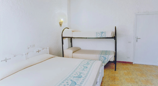 Четырёхместный номер Standard с балконом HOTEL Al FARO , SPIAGGIA LA CINTA ,SAN TEODORO
