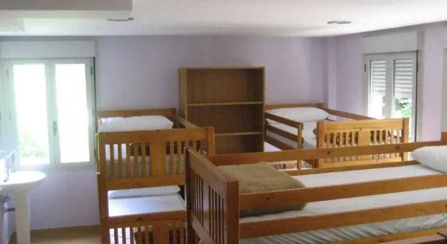 Кровать в общем номере Albergue Turístico Rio Aragon