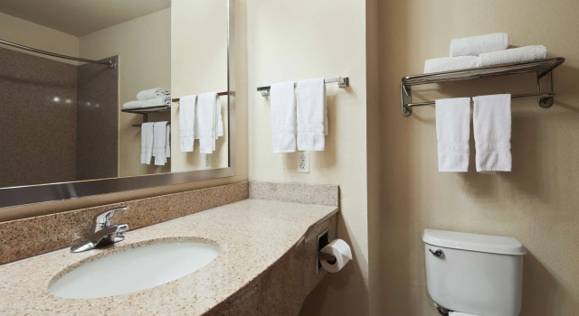 Четырёхместный номер Standard Best Western Cleveland Inn & Suites