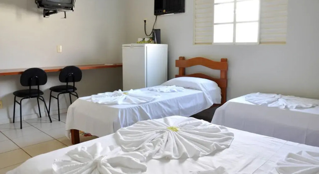 Hotel Carolina 2 - próximo a Universidade de Uberaba uniube - ao Aeroporto Fórum De uberaba - hospital Mario Palmeirio ao Hospital São Marcos e hospital Regional, Забронировать Отель Отели Убераба с парковкой, Парковка