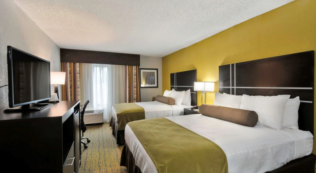 Четырёхместный номер Standard Best Western Plus Hanes Mall