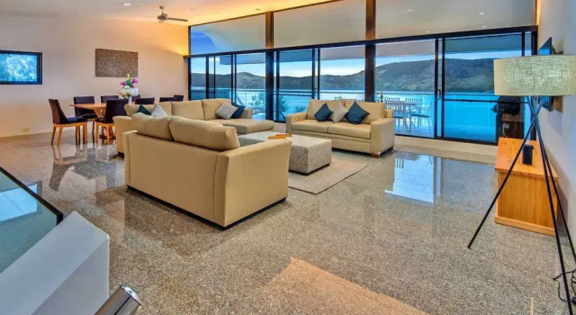 Waves 5 Luxury 3 Bedroom Breathtaking Ocean Views Central Location, Забронировать Апартаменты/квартира Отели Острова Гамильтон с парковкой, Парковка