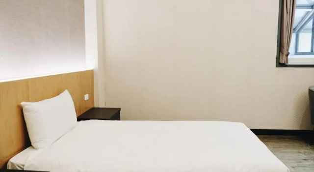 Кровать в общем номере Koi Lake Hotel