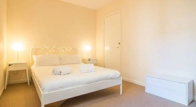 Spacious Canal side Apartment With Free Parking, Забронировать Апартаменты/квартира Апартаменты Мерчистон, Апартаменты/квартира