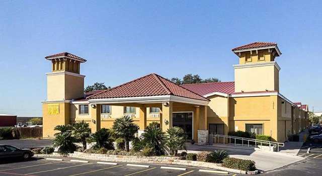 Кровать в общем номере SureStay Plus Hotel by Best Western San Antonio North