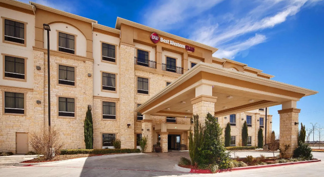 Кровать в общем номере Best Western Plus Midland Suites