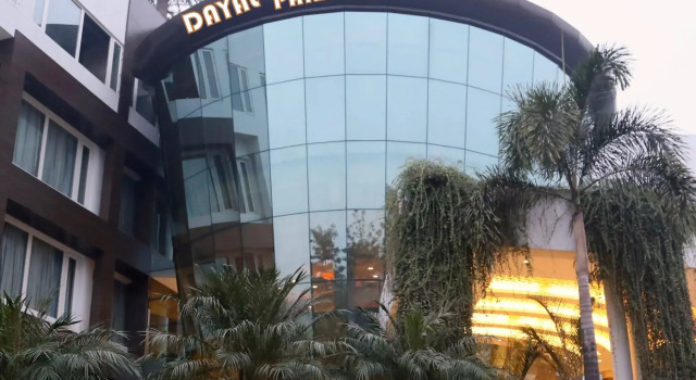 Dayal Paradise, Забронировать Отель Отели Гомти Нагара с парковкой, Парковка