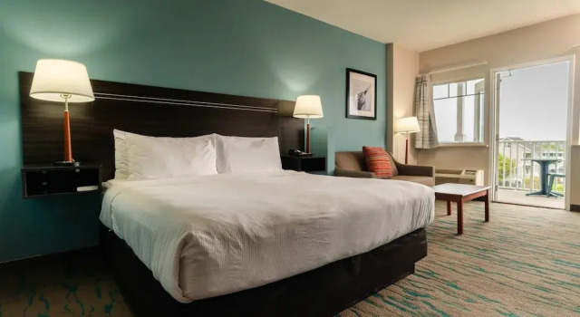 Двухместный люкс с балконом Gateway Hotel & Suites Ocean City, an Ascend Collection Hotel