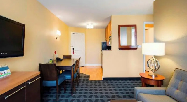 Четырёхместный люкс TownePlace Suites by Marriott Kansas City Overland Park