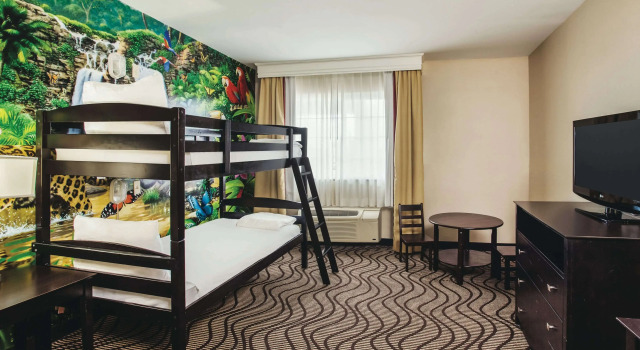 La Quinta Inn & Suites by Wyndham Carlsbad - Legoland Area