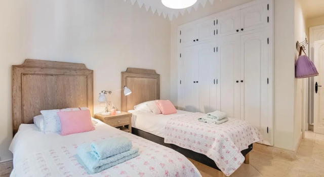 Super Villa Near Beach with Heated Pool, Забронировать Вилла Виллы Марбелья, рядом с Теннисный и спортивный клуб Don Carlos, Вилла