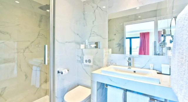 Двухместный номер Standard с балконом и с видом на море Hôtel La Villa Port dAntibes & Spa