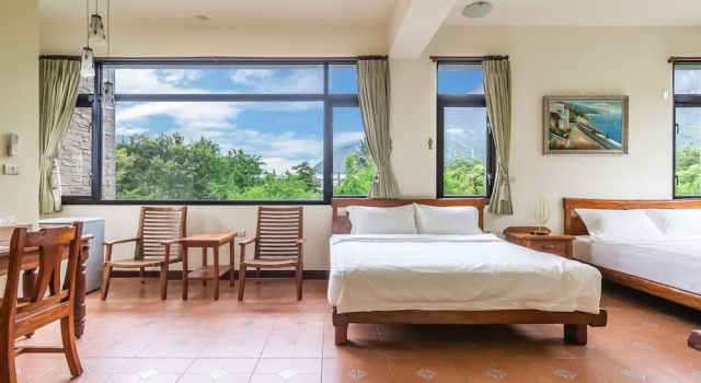 Standard Neljän hengen huone parvekkeella vuoristomaisema Hualien Qian B&B