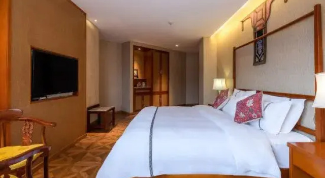Люкс с балконом и с видом на реку Xiaoqikong Binjiang Hotel