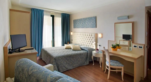 Семейный номер Standard с видом на озеро Hotel La Rondine