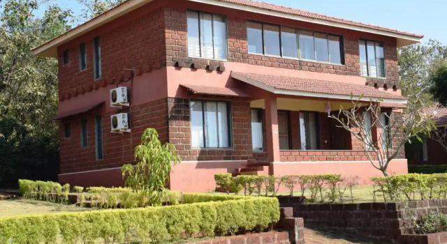 Коттедж с 4 комнатами Mango Village Resort