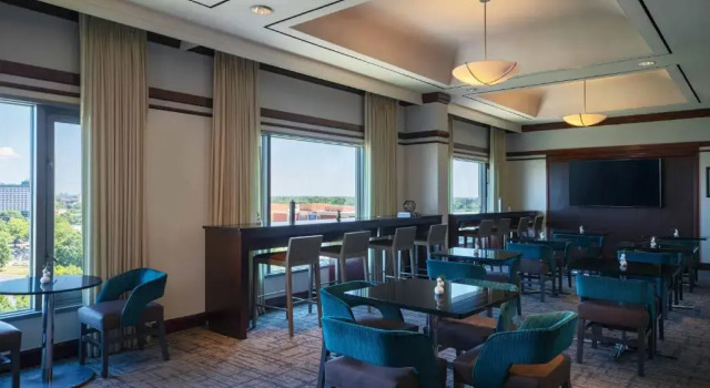 Номер Standard Renaissance Concourse Atlanta Airport Hotel