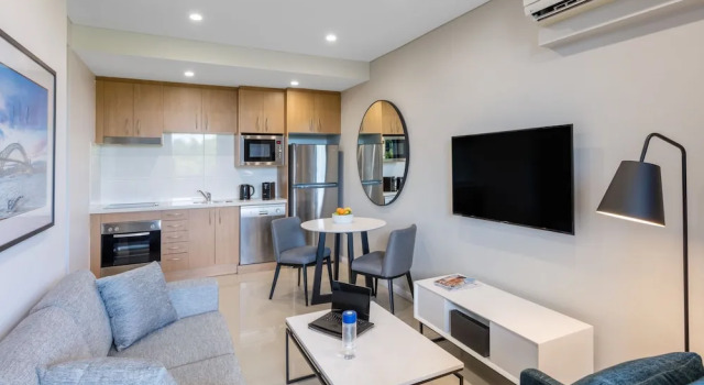 Люкс с балконом Meriton Suites Waterloo