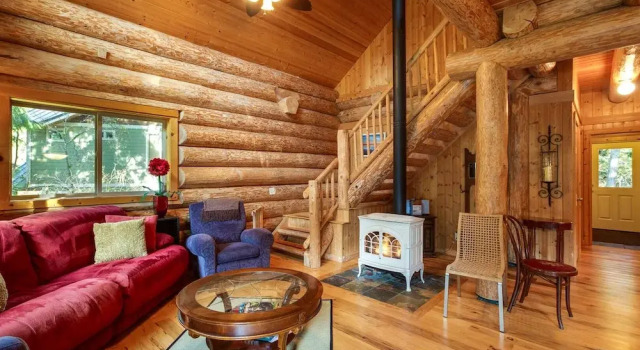 Snowline Cabin #33 - A Stunning Family Log Home With a Hot Tub and Wifi!, Rezerwuj Dom wakacyjny Glacier Stany Zjednoczone