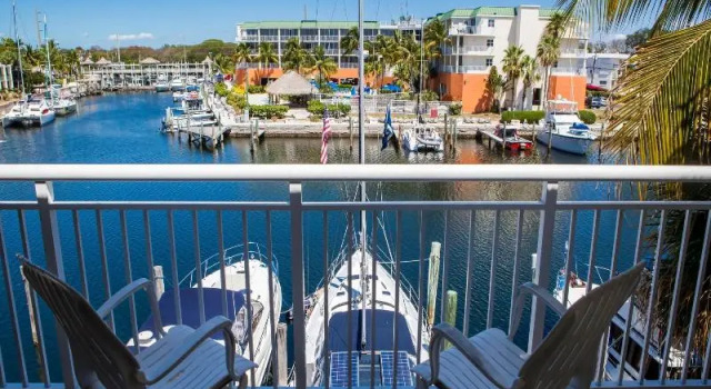 Четырёхместный номер Standard с балконом и с видом на гавань Courtyard by Marriott Key Largo