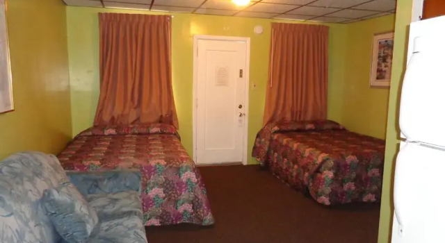 Четырёхместная студия с видом на бассейн Fountain Motel