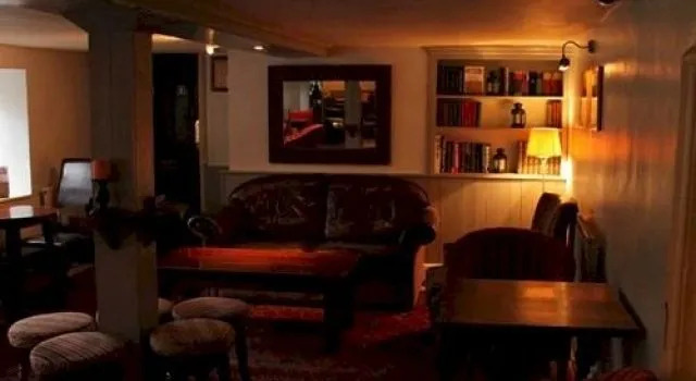 We Three Loggerheads, Rezervați Hotel Mold Clwyd