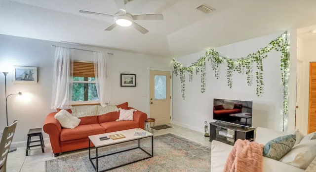 Palm Coast Vacation Rental < 1 Mi to the Beach!, Забронировать Дом для отпуска Коттеджи Палм-Кост, Коттедж