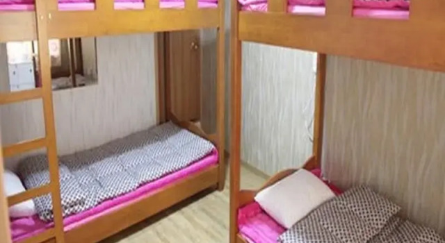 Кровать в общем номере (женский номер) Jeju Airport Guesthouse