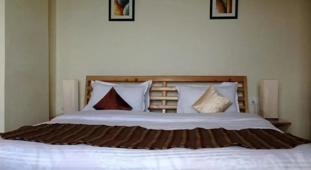 Queen's Meadow Hotel, Rezervovat Hotel Ranikhet Uttarakhand