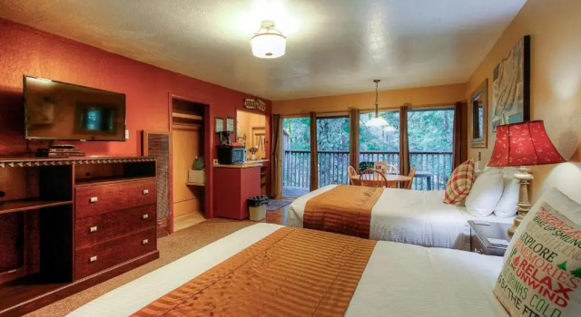 Семейный люкс с балконом Redwoods River Resort & Campground