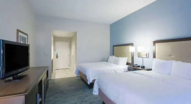 Четырёхместный номер Deluxe Hampton Inn Mount Airy