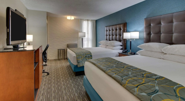 Четырёхместный номер Deluxe Pear Tree Inn St. Louis Airport