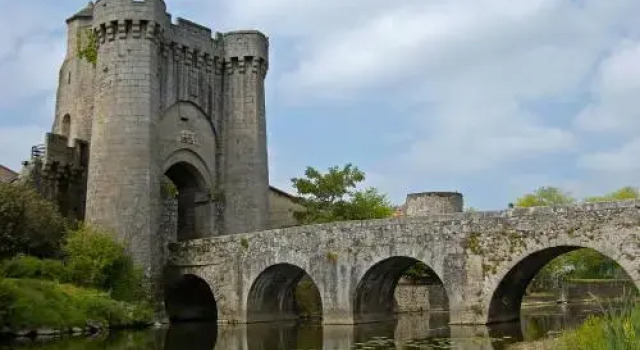 Maison Saint Jacques, Varaa Hotelli Parthenay Poitou-Charentes