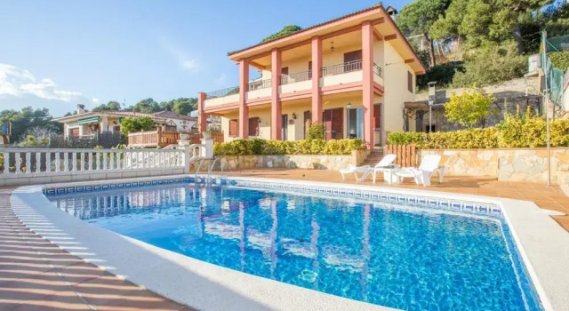 Вилла Vila Maer in Blanes With 5 Bedrooms and 2 Bathrooms