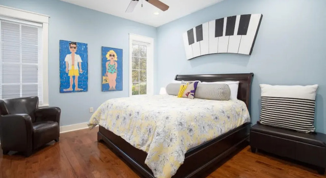 Artist's Getaway ~ Large Screened Porch ~ Golf Cart & PET Friendly, Rezerwuj Dom wakacyjny Hotele w Emerald Coast z parkingiem, Parking