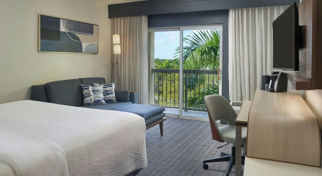 Четырёхместный номер Standard с балконом Courtyard by Marriott Fort Lauderdale Weston