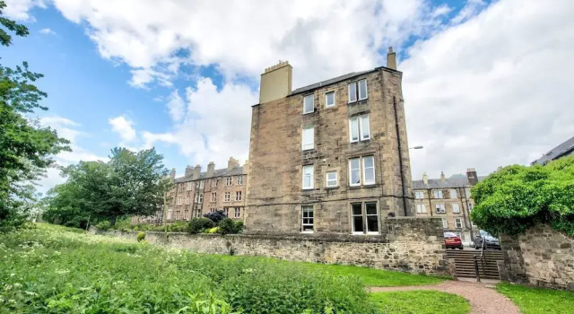 Luminous 1 BR Flat Close to City Centre, With Superb Views of Arthurs Seat, Забронировать Апартаменты/квартира Отели Эдинбурга с парковкой, рядом с Холирудское абатство, Парковка
