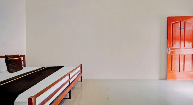 Люкс RedDoorz Syariah at Homestay Bougenville near Taman Alun-Alun Kota Lamongan