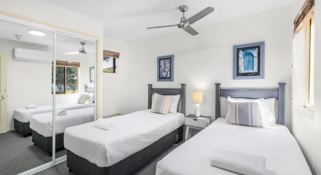 Двухместные апартаменты с балконом и с частичным видом на море Alexander Beachfront Apartments