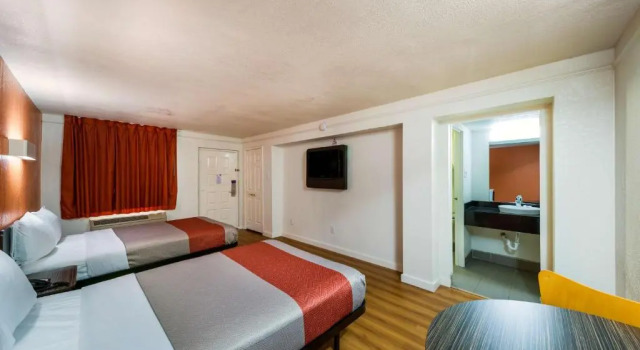 Четырёхместный номер Standard Motel 6-Dallas, TX - Farmers Branch