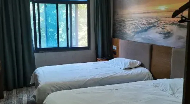 Кровать в общем номере (мужской номер) Manshuiju Hotel (Xihu Hefang Street)