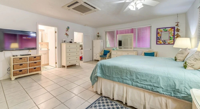 Lush Tropical Plantings In A Gated Compound Located Directly On The Florida Bay 1 Bedroom Cottage by RedAwning, Varaa Lomakoti Huvilat kohteessa Florida Keys, Villa