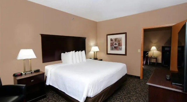 Номер Executive Cobblestone Inn & Suites - Denison | Majestic Hills