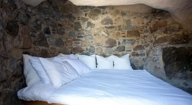My Old Stone House in a 2 000 sqm private garden with Fab Glamping Tent, Prenota Campeggio Mandrakion Pali
