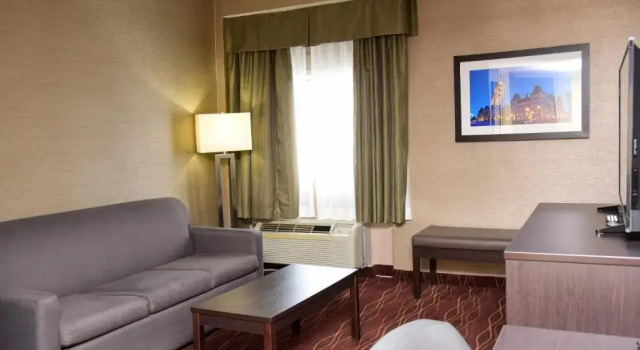 Двухместный люкс Deluxe Days Inn by Wyndham Ottawa
